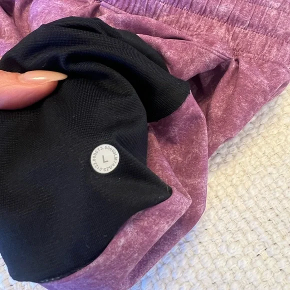 lululemon Men's Pace braker short 9” liner in gravel dust Cherry Tint Multi - Picture 6 of 8